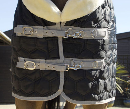 Rhinegold Detroit Hexagon Stable Quilt - Top Of The Clops